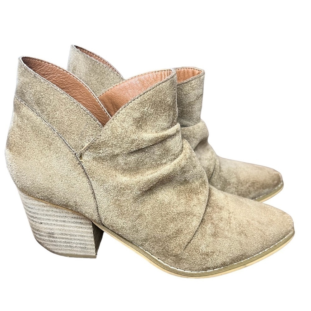 Mi Im brand tan suede heeled booties with side cut out Size 8 EUC